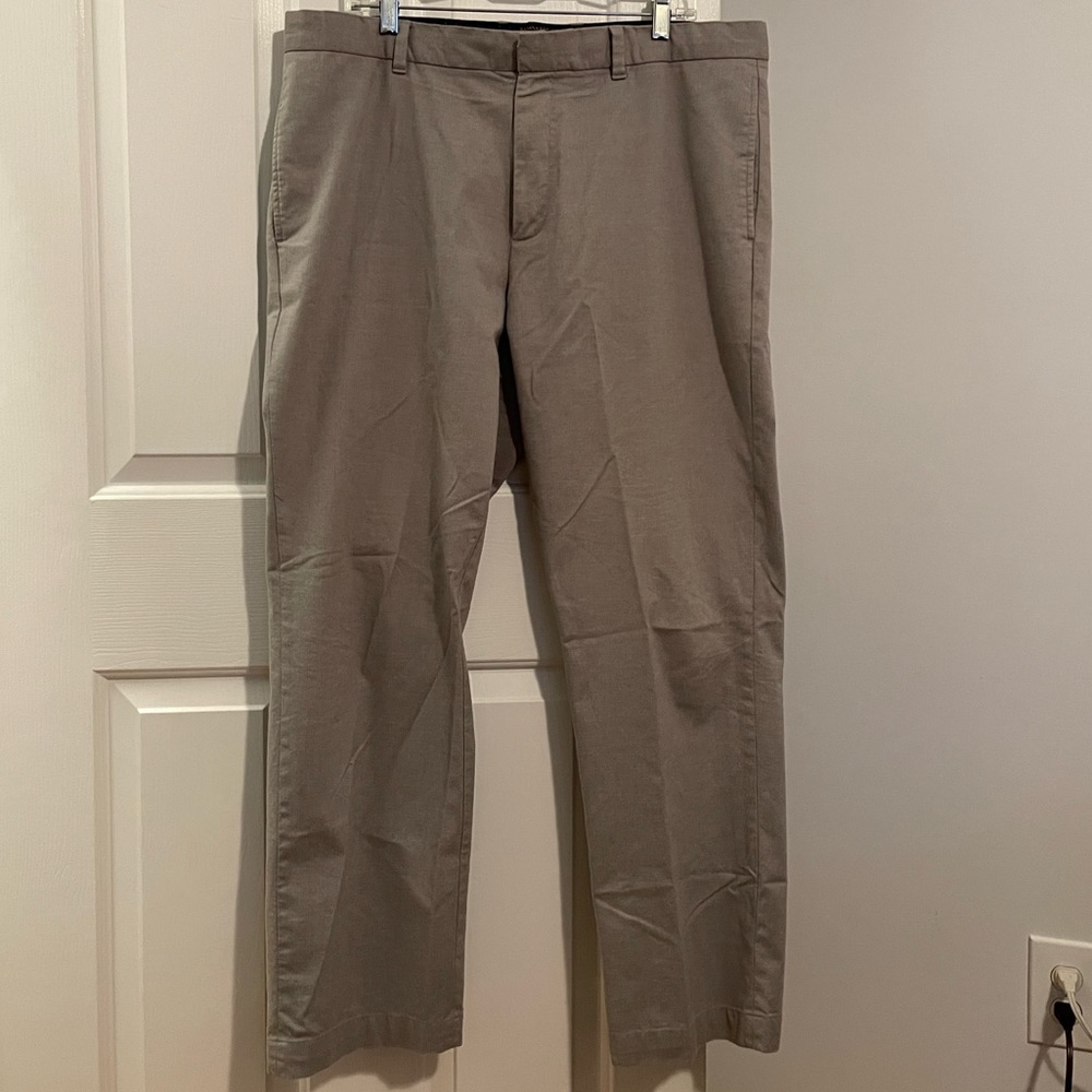 Men’s Banana Republic khakis. Size 38x32. Gently worn. No flaws.
